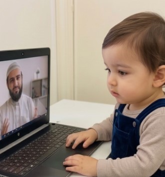 Toddler in online class